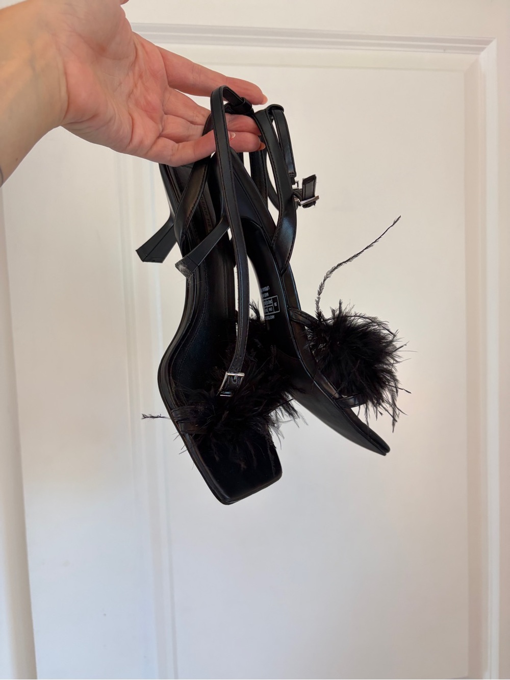Urban Revivo Black Feather Strap Sandal Heels - Picture 2 of 8